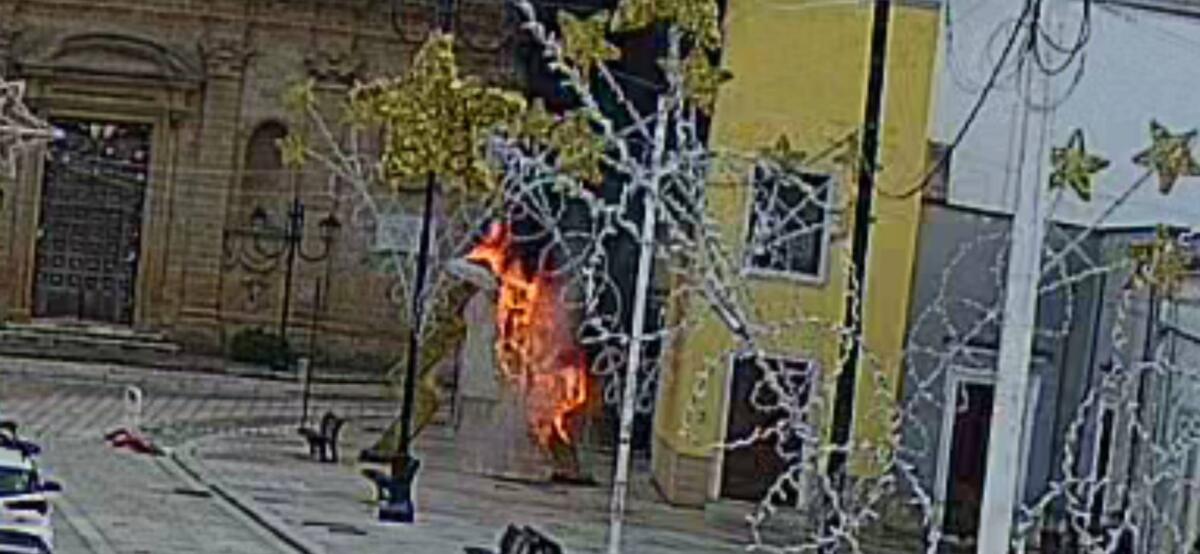 Galleria foto 'Torchiarolo, 14enne incendia le luminarie allestite per Natale in piazza: scatta la denuncia' - foto 1