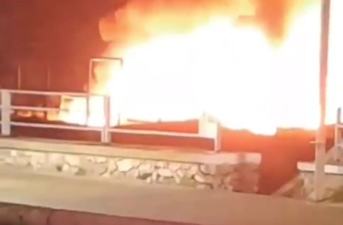Galleria foto 'Pulsano, un incendio distrugge un chiosco in uno stabilimento balneare: indagano i carabinieri' - foto 1
