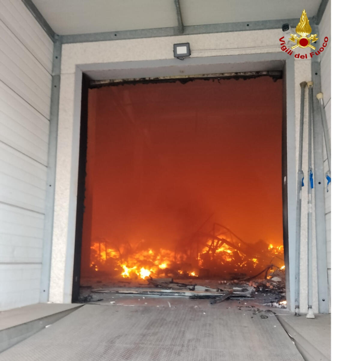 Galleria foto 'Incendio nel Barese, a fuoco lo stabilimento della Terminal Puglia tra Adelfia e Rutigliano – FOTO e VIDEO' - foto 3