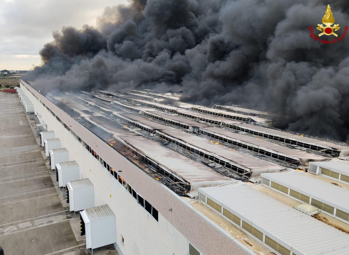 Galleria foto 'Incendio nel Barese, a fuoco lo stabilimento della Terminal Puglia tra Adelfia e Rutigliano – FOTO e VIDEO' - foto 7