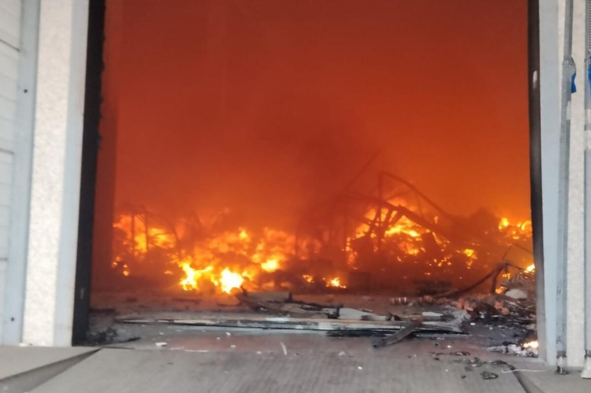 Galleria foto 'Incendio alla Terminal Puglia di Rutigliano: le impressionanti immagini dall’interno del capannone in fiamme – VIDEO' - foto 1