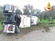 Oria, paura lungo la provinciale 51: autocisterna carica di vino finisce fuori strada e si ribalta. Illeso il conducente