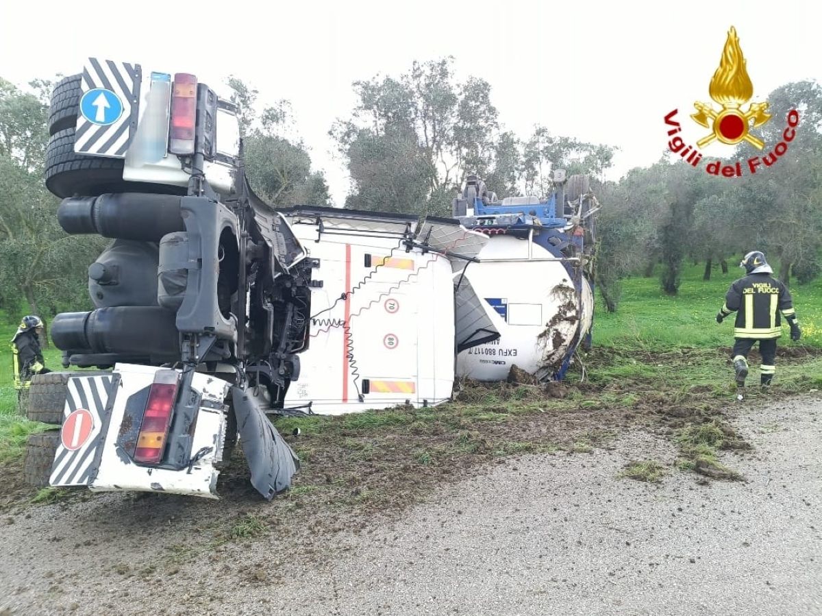 Galleria foto 'Oria, paura lungo la provinciale 51: autocisterna carica di vino finisce fuori strada e si ribalta. Illeso il conducente' - foto 3