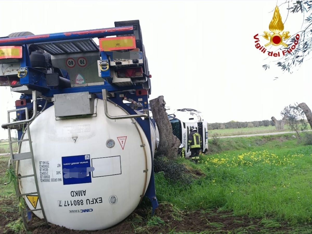 Galleria foto 'Oria, paura lungo la provinciale 51: autocisterna carica di vino finisce fuori strada e si ribalta. Illeso il conducente' - foto 2
