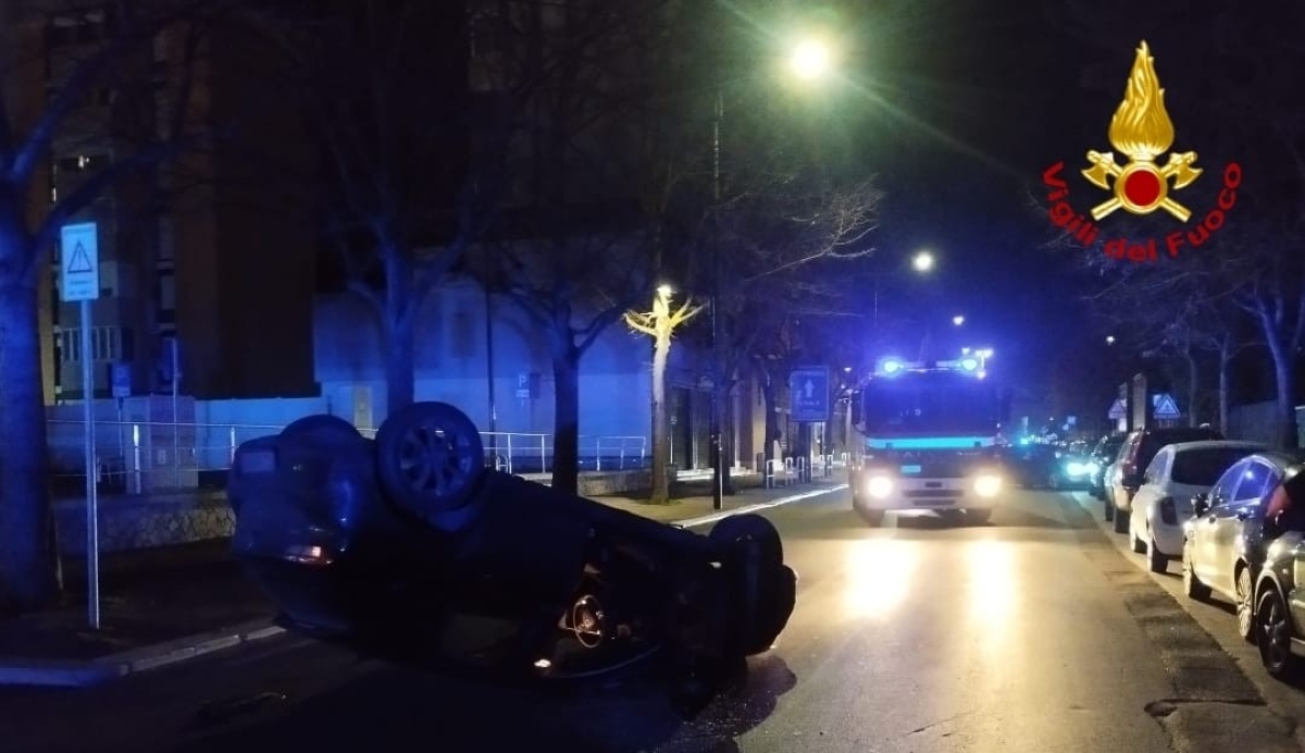 Galleria foto 'Incidente nella notte a Brindisi: auto perde il controllo e si ribalta' - foto 1