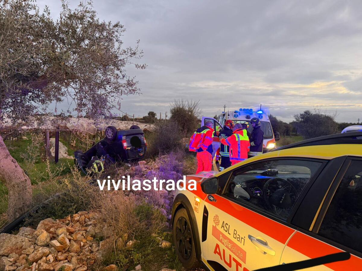 Galleria foto 'Conversano, auto finisce fuori strada e si ribalta lungo al provinciale 101: una donna in codice rosso' - foto 1