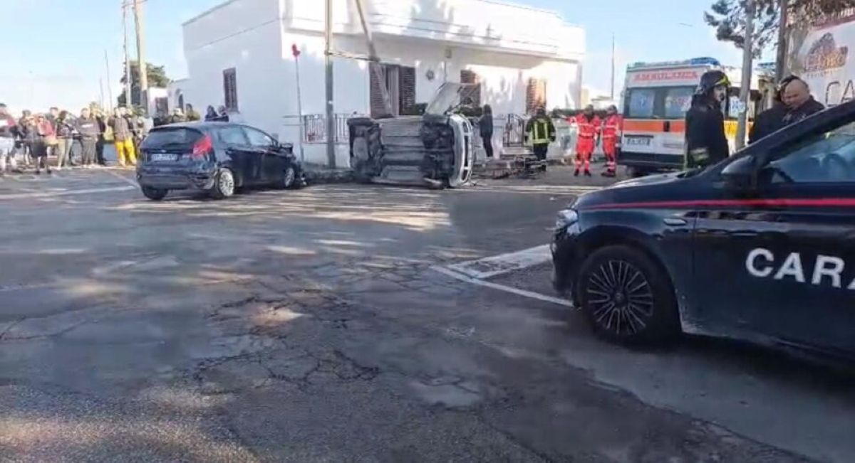 Galleria foto 'Taurisano, scontro tra due auto all’incrocio: una delle vetture si ribalta, muore un 72enne' - foto 1