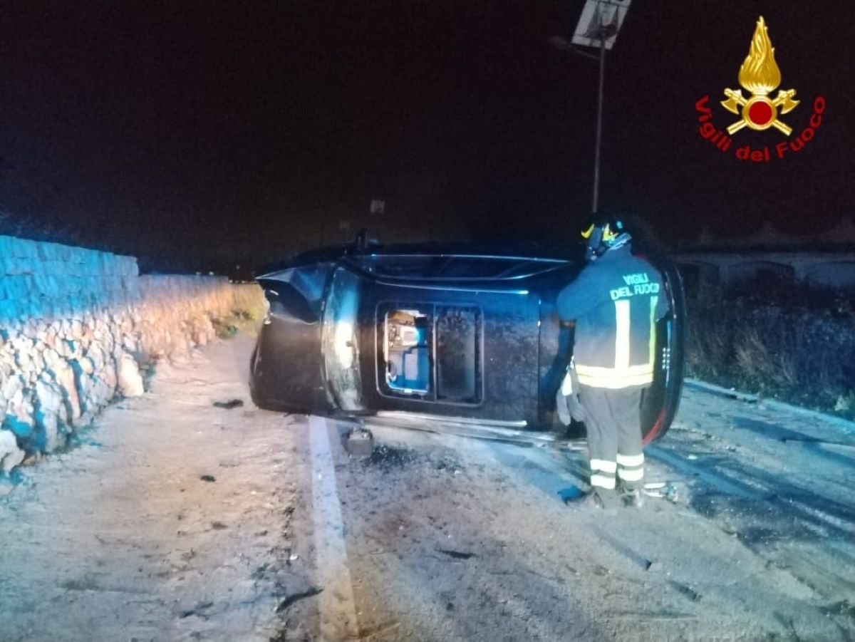 Galleria foto 'Paura sulla provinciale 28 a Ostuni, auto impatta contro un palo della luce e si ribalta: un ferito' - foto 1