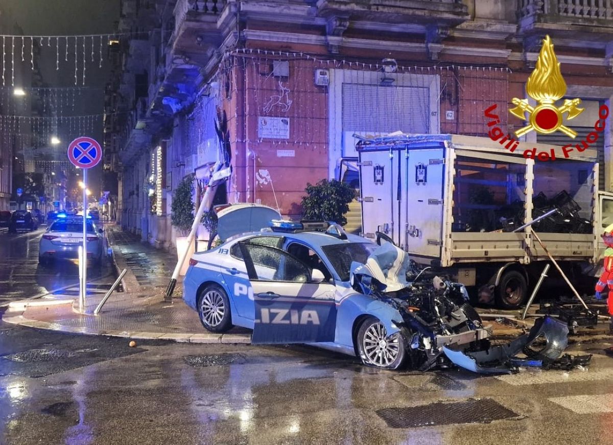 Galleria foto 'Bari, violento scontro tra una Volante e un furgoncino: feriti due agenti e l’autista dell’altro mezzo' - foto 1