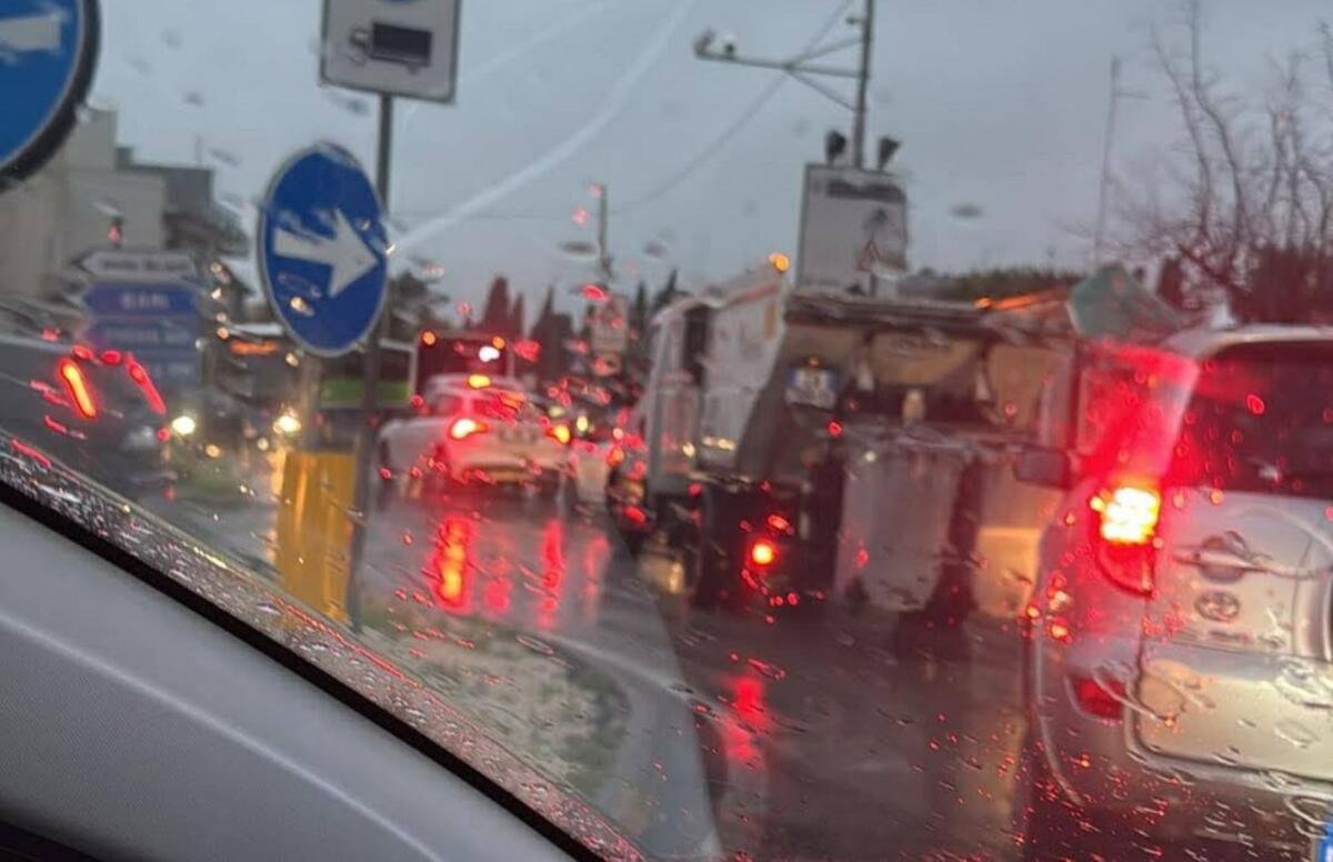 Galleria foto 'Maltempo, incidente sulla Ss 96: donna pronta al parto bloccata nel traffico. I carabinieri la scortano in ospedale' - foto 1