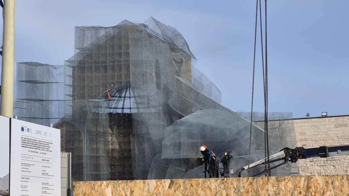 Galleria foto 'Maltempo, vento e pioggia fanno crollare parte dell’installazione di Edoardo Tresoldi a Bari vecchia – FOTO' - foto 6