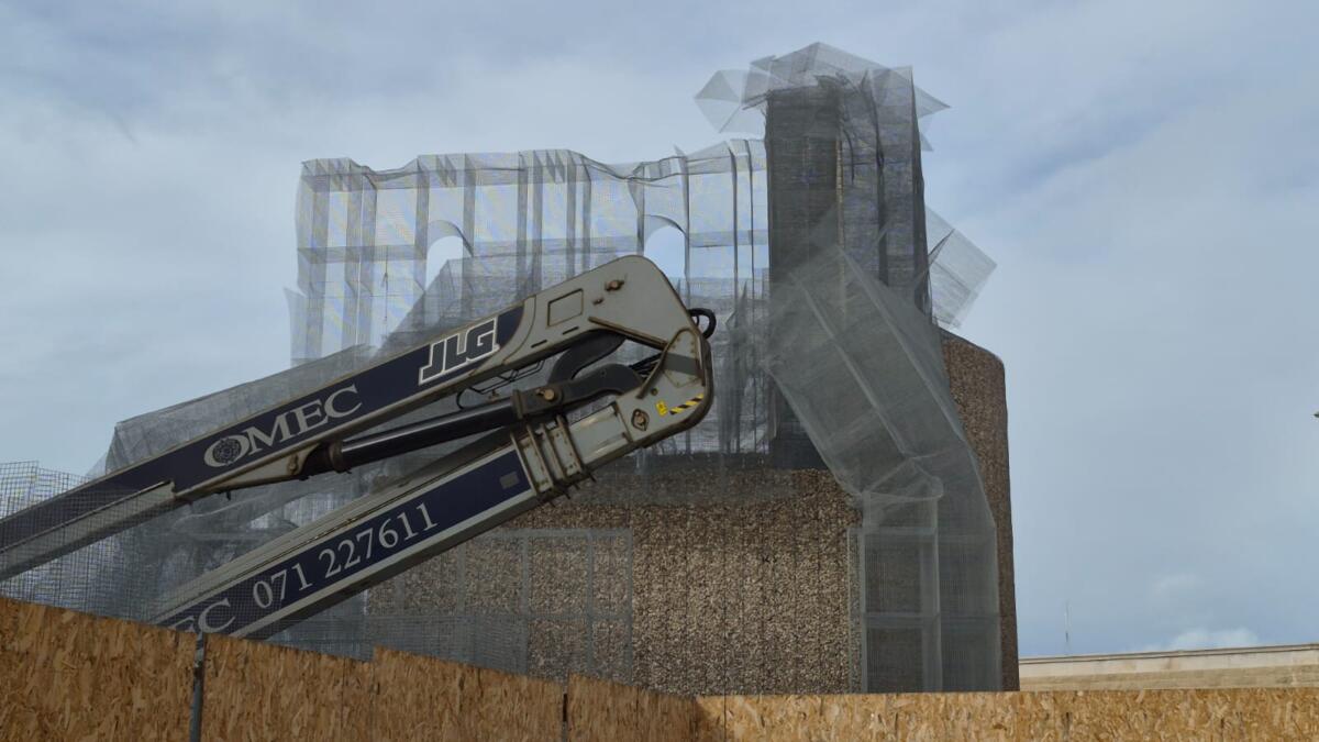 Galleria foto 'Maltempo, vento e pioggia fanno crollare parte dell’installazione di Edoardo Tresoldi a Bari vecchia – FOTO' - foto 2