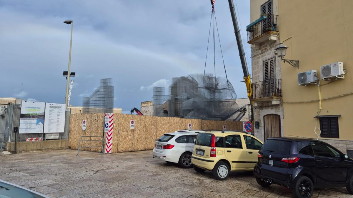 Galleria foto 'Maltempo, vento e pioggia fanno crollare parte dell’installazione di Edoardo Tresoldi a Bari vecchia – FOTO' - foto 1