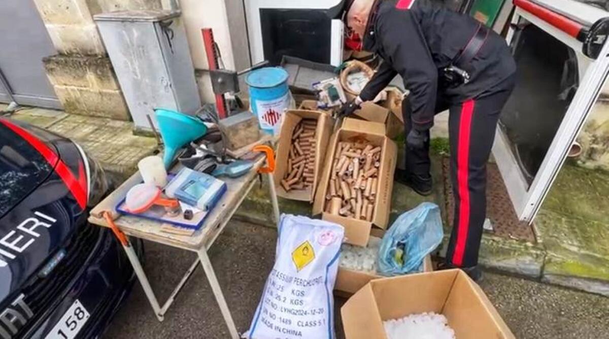 Galleria foto 'Monteroni di Lecce, un laboratorio clandestino per la produzione di esplosivo in pieno centro: arrestato un 55enne' - foto 4