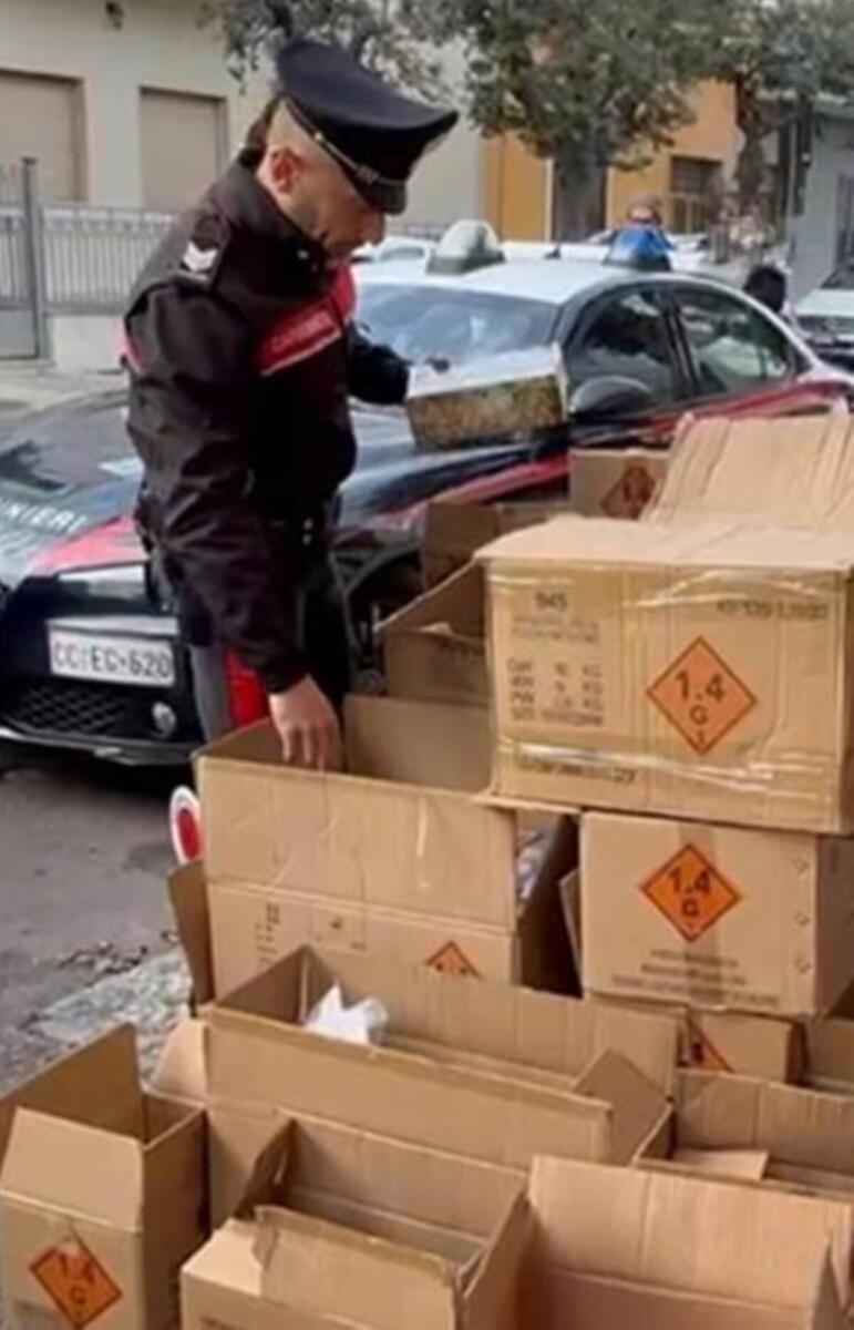 Galleria foto 'Monteroni di Lecce, un laboratorio clandestino per la produzione di esplosivo in pieno centro: arrestato un 55enne' - foto 2