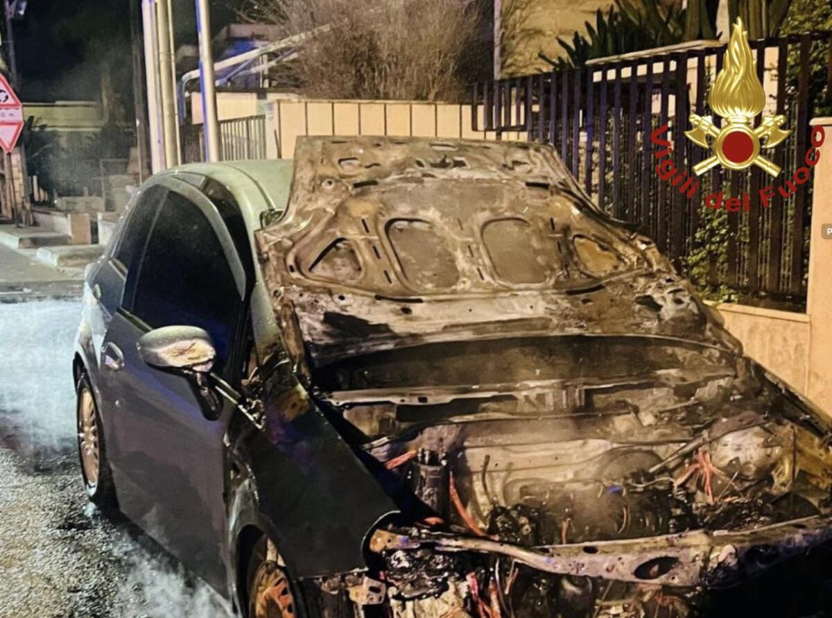 Fiamme nel Leccese, scoppiano incendi nella notte: distrutte tre auto Fiamme nel Leccese, scoppiano incendi nella notte: distrutte tre auto