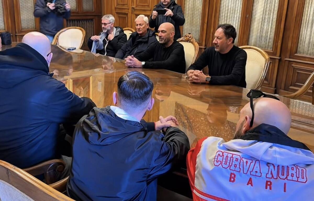 Galleria foto 'Bari, Leccese parla con gli ultras dopo la protesta: «Convocherò De Laurentiis, serve chiarezza sul futuro»' - foto 1