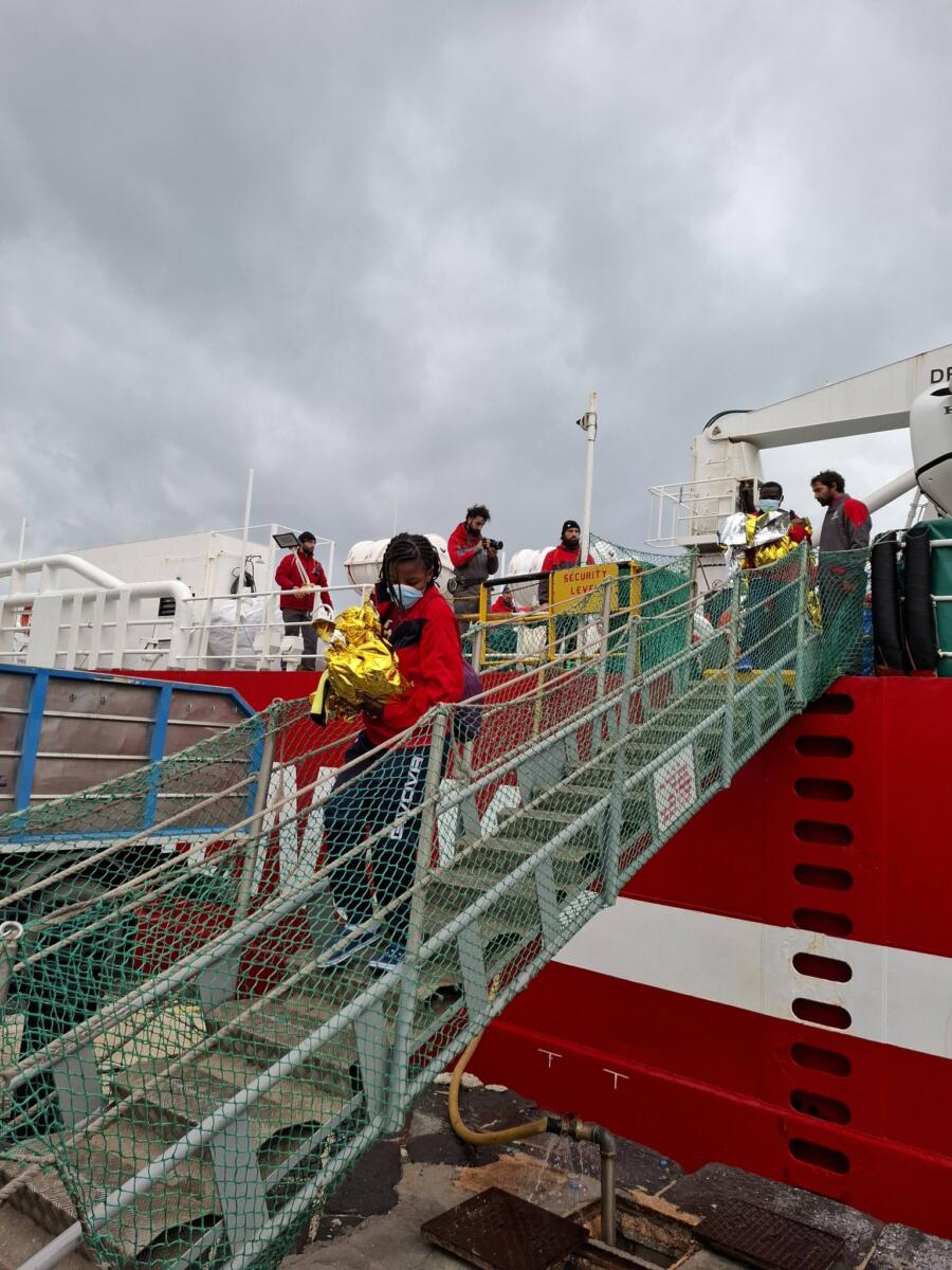 Galleria foto 'Sbarco Life Support a Bari, un giovane dal Darfur: «Ho provato a partire 8 volte. Ora voglio solo lavorare»' - foto 4