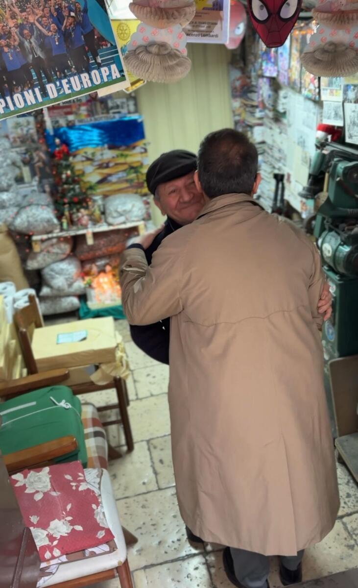 Galleria foto 'Putignano, il materiale elettorale si trasforma coriandoli per Carnevale nella storica bottega di Vincenzo' - foto 2