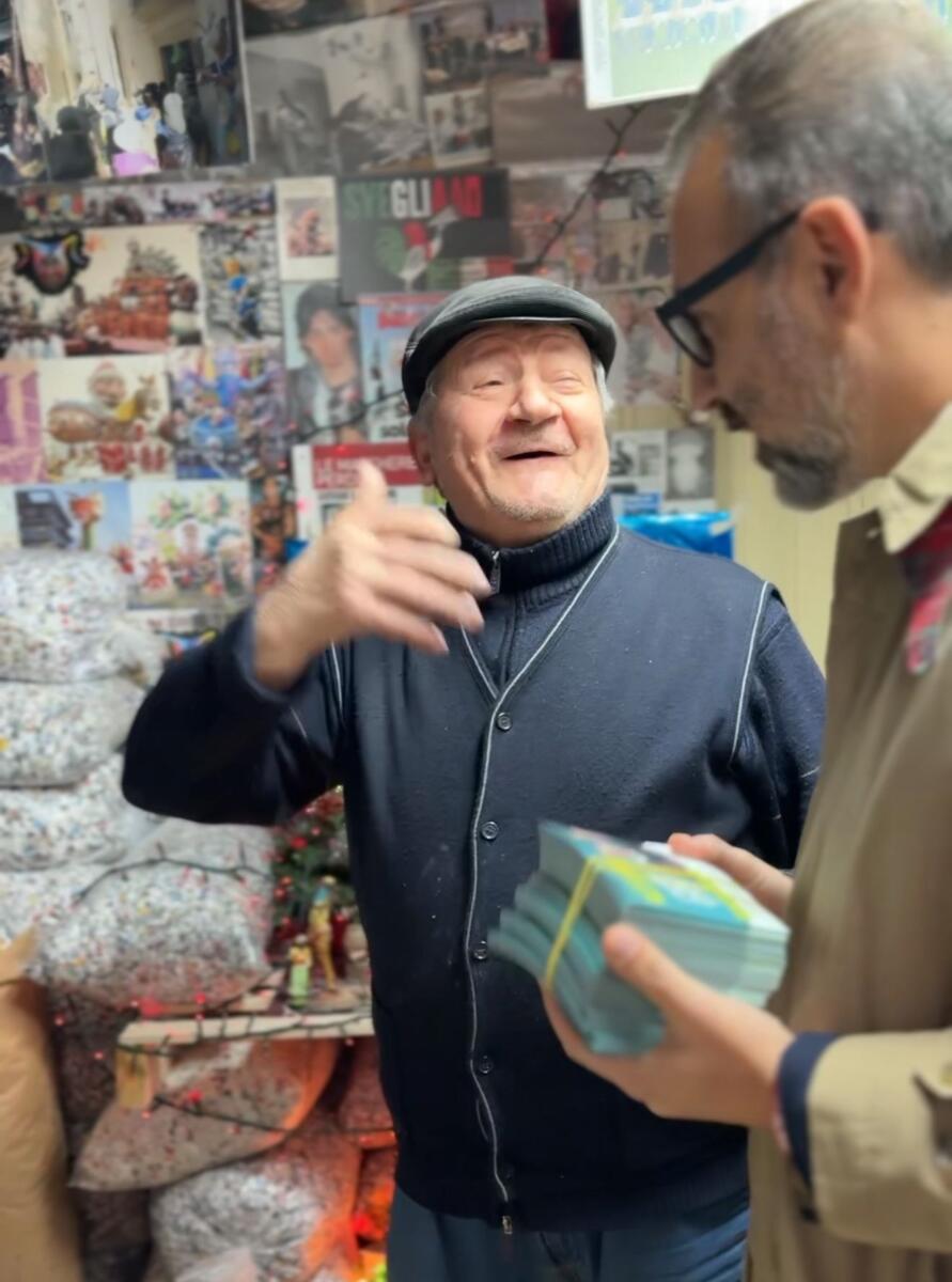 Galleria foto 'Putignano, il materiale elettorale si trasforma coriandoli per Carnevale nella storica bottega di Vincenzo' - foto 1