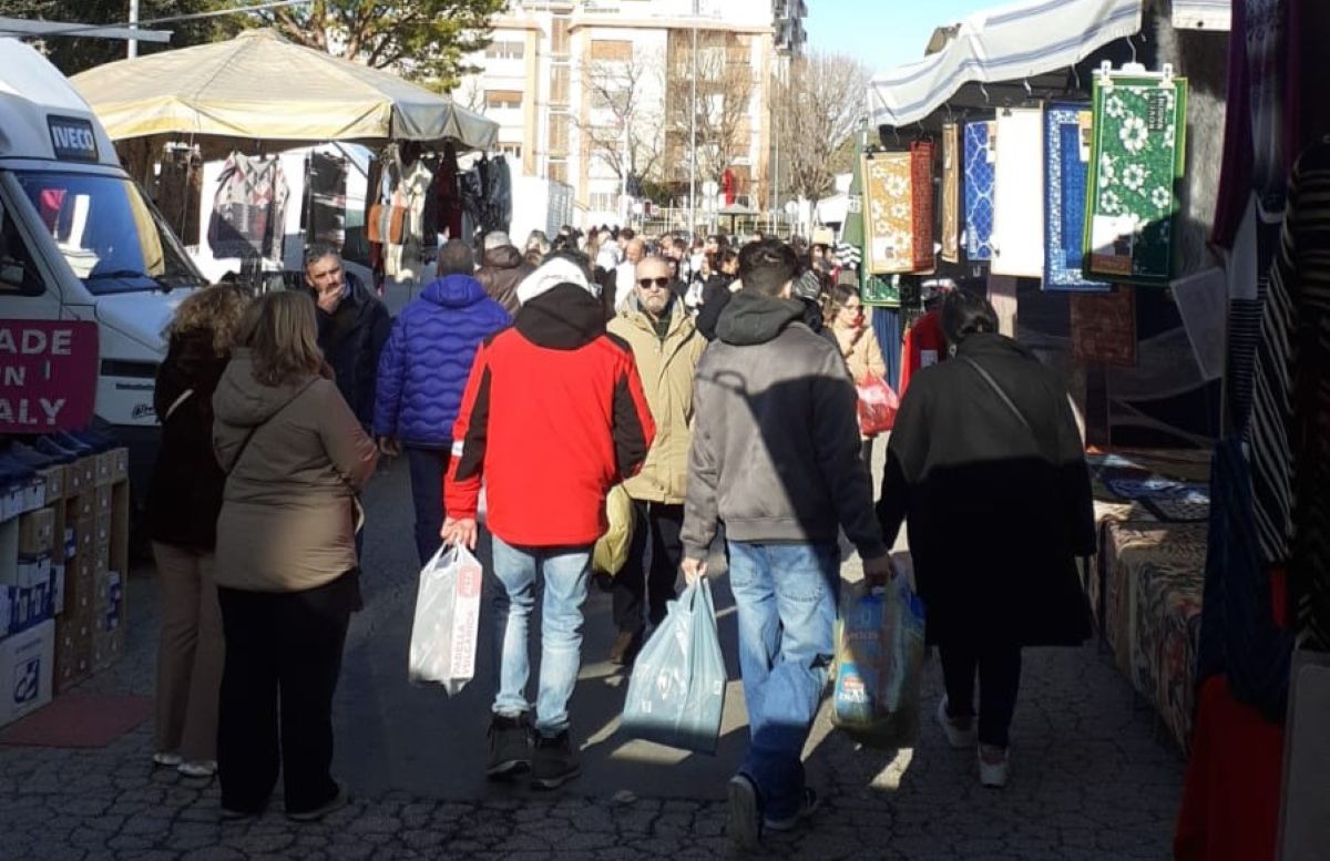 Galleria foto 'Bari, nei mercati stalli deserti e conti in rosso: scatta la stretta del Comune con controlli serrati e licenze revocate' - foto 1