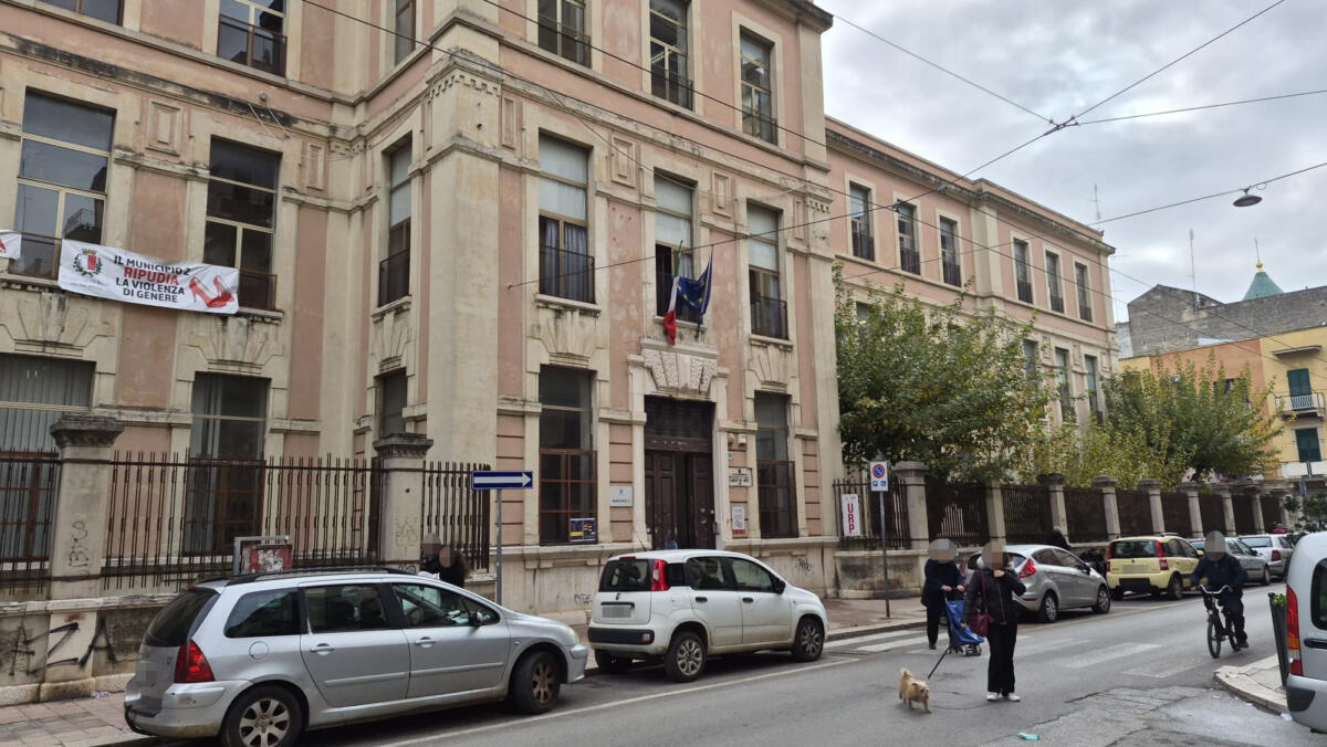 Galleria foto 'Bari, furto nella notte nella sede del Municipio 2: rubati alcuni computer. Indaga la Polizia' - foto 1