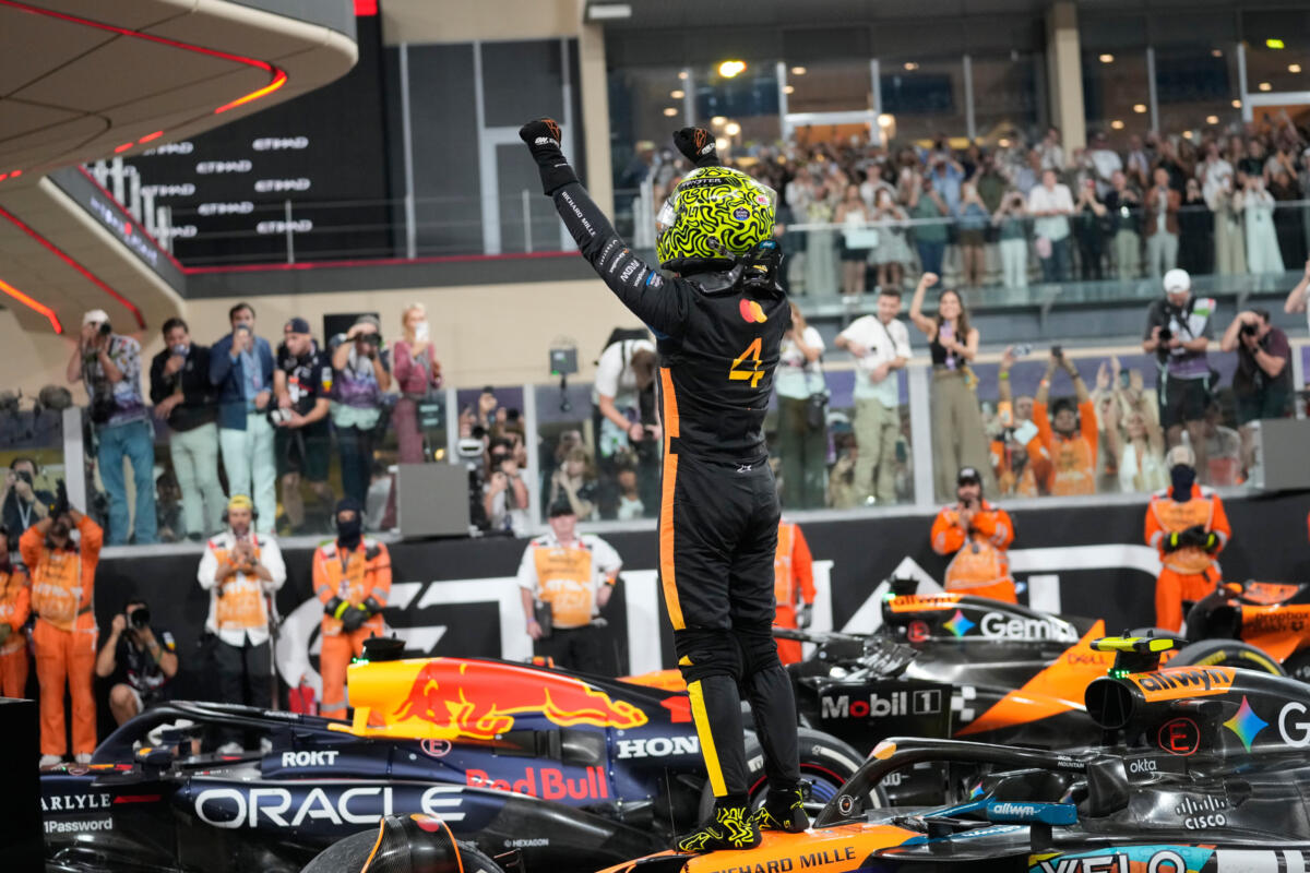 Galleria foto 'Formula 1, Norris è campione del mondo: Verstappen vince il GP ma è festa McLaren' - foto 1