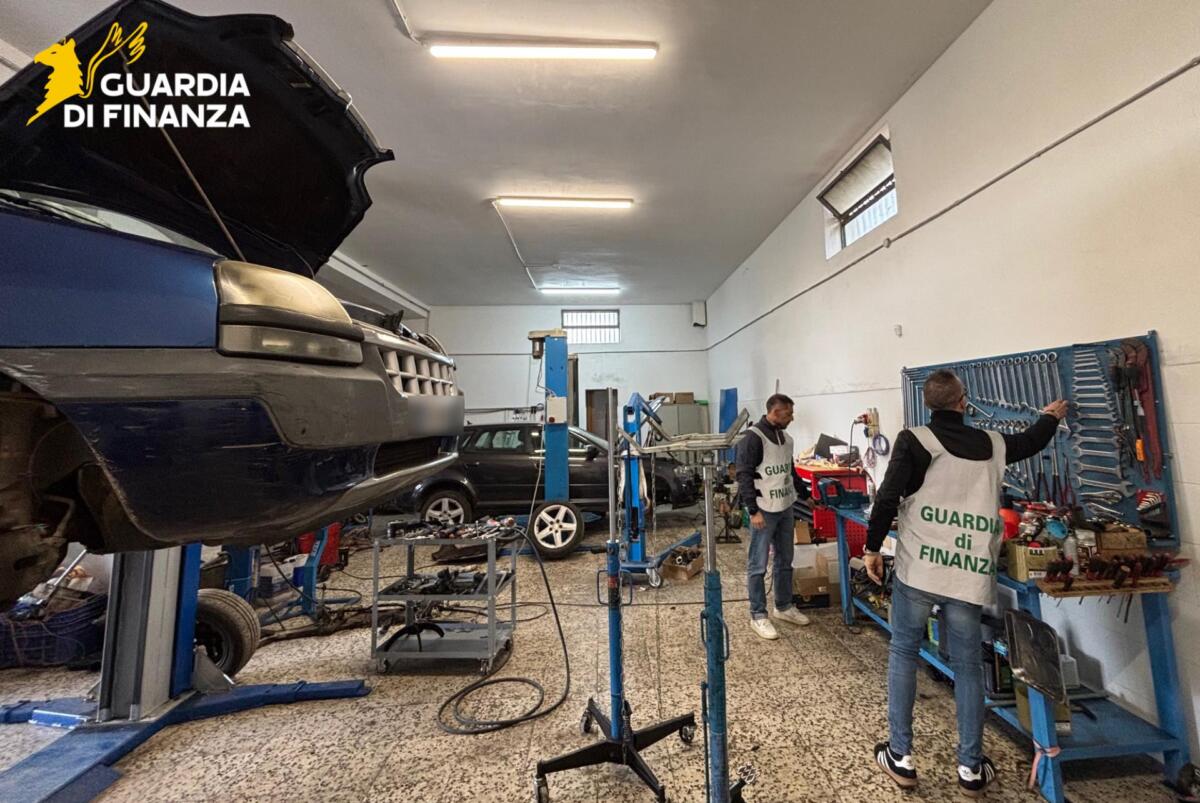 Ostuni, scoperta un’officina completamente abusiva: nei guai anche i proprietari di 32 auto in riparazione Ostuni, scoperta un’officina completamente abusiva: nei guai anche i proprietari di 32 auto in riparazione