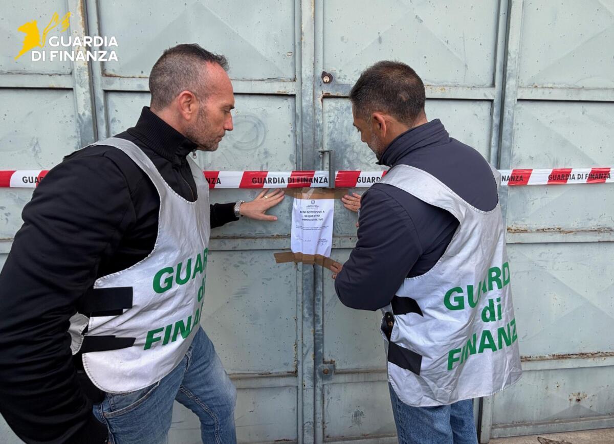Ostuni, scoperta un’officina completamente abusiva: nei guai anche i proprietari di 32 auto in riparazione Ostuni, scoperta un’officina completamente abusiva: nei guai anche i proprietari di 32 auto in riparazione