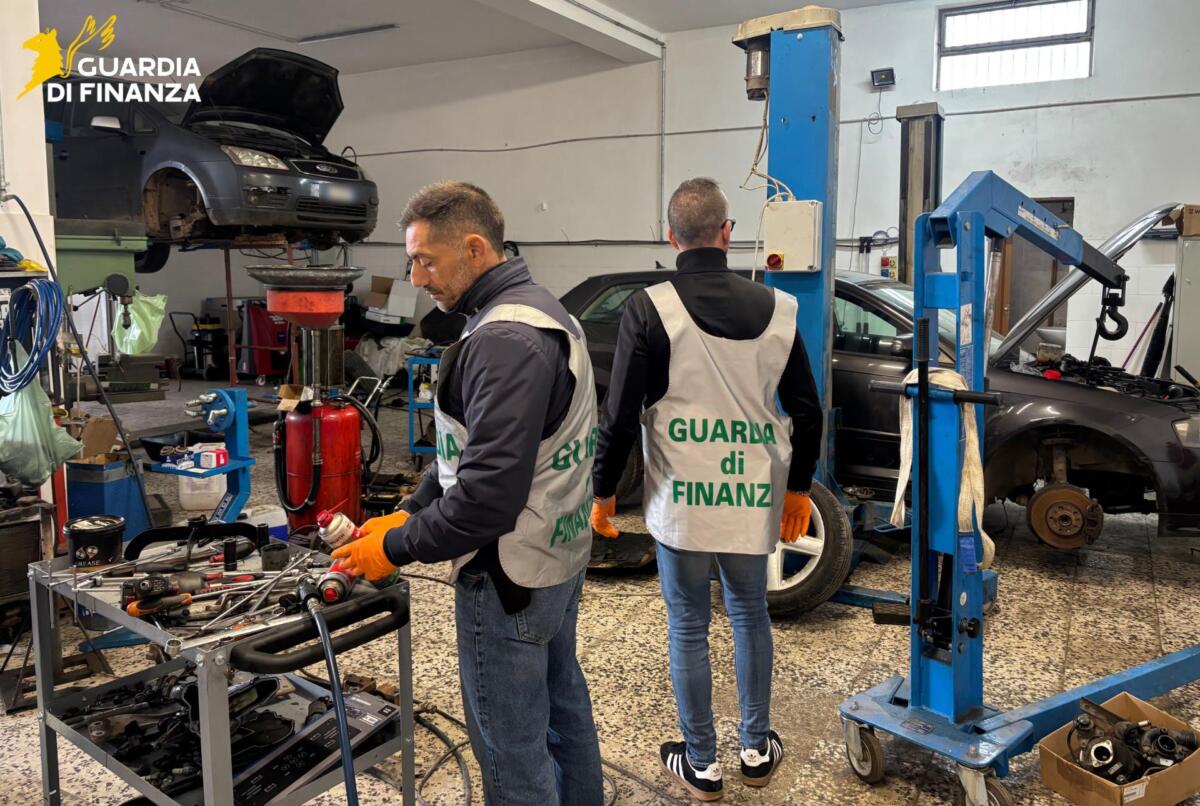 Ostuni, scoperta un’officina completamente abusiva: nei guai anche i proprietari di 32 auto in riparazione Ostuni, scoperta un’officina completamente abusiva: nei guai anche i proprietari di 32 auto in riparazione