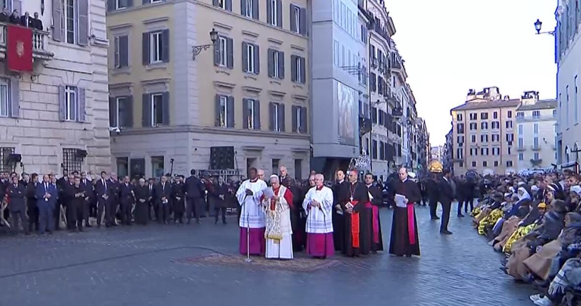 Festa dell’Immacolata: papa Leone depone rose bianche e invoca pace e speranza per l’umanità Festa dell’Immacolata: papa Leone depone rose bianche e invoca pace e speranza per l’umanità