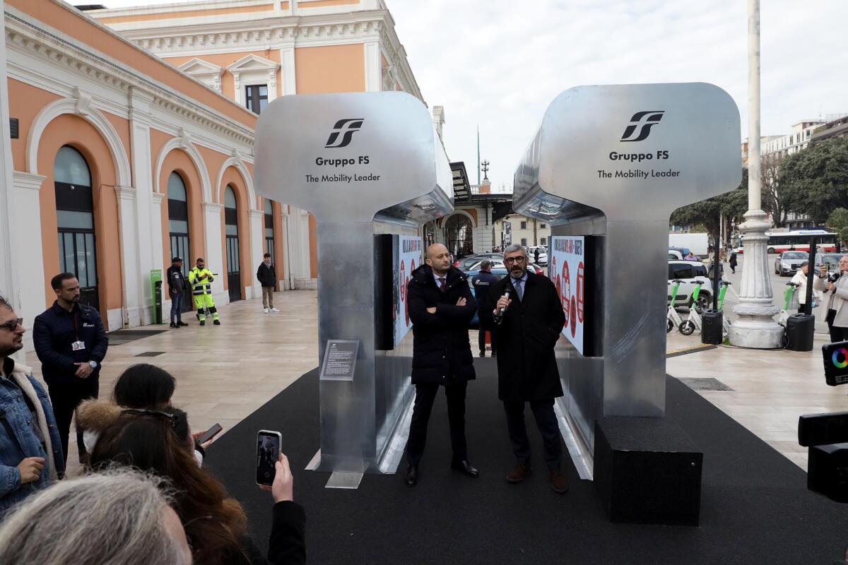 Galleria foto 'Bari, in stazione l’opera “Pensiero binario” di Fs. L’ad di Trenitalia: «In Puglia flotta più giovane d’Italia» – VIDEO' - foto 1