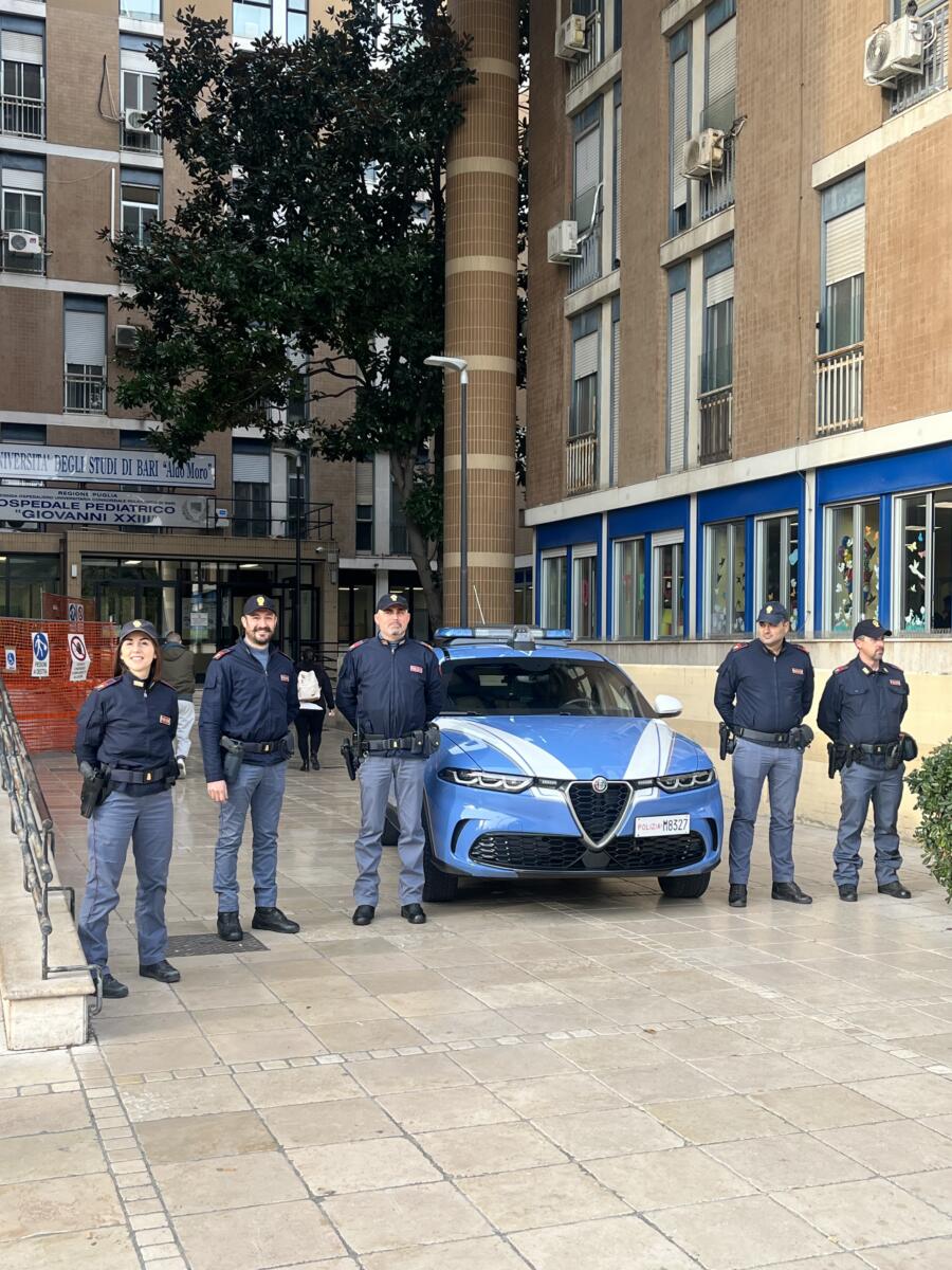 Galleria foto 'Bari, sorpresa per i bimbi ricoverati al Pediatrico: una mattinata di gioia e spensieratezza con la Polizia' - foto 1