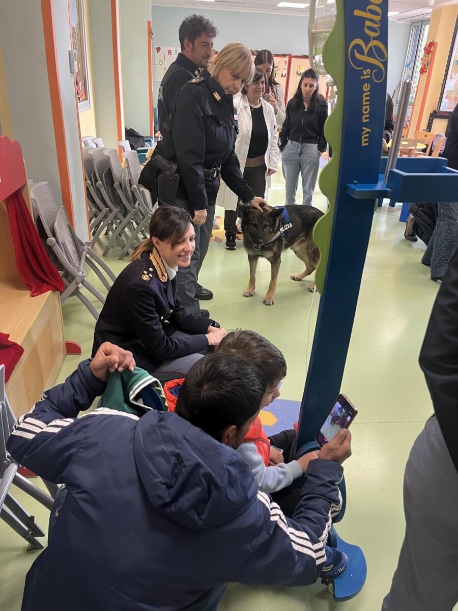 Galleria foto 'Bari, sorpresa per i bimbi ricoverati al Pediatrico: una mattinata di gioia e spensieratezza con la Polizia' - foto 7