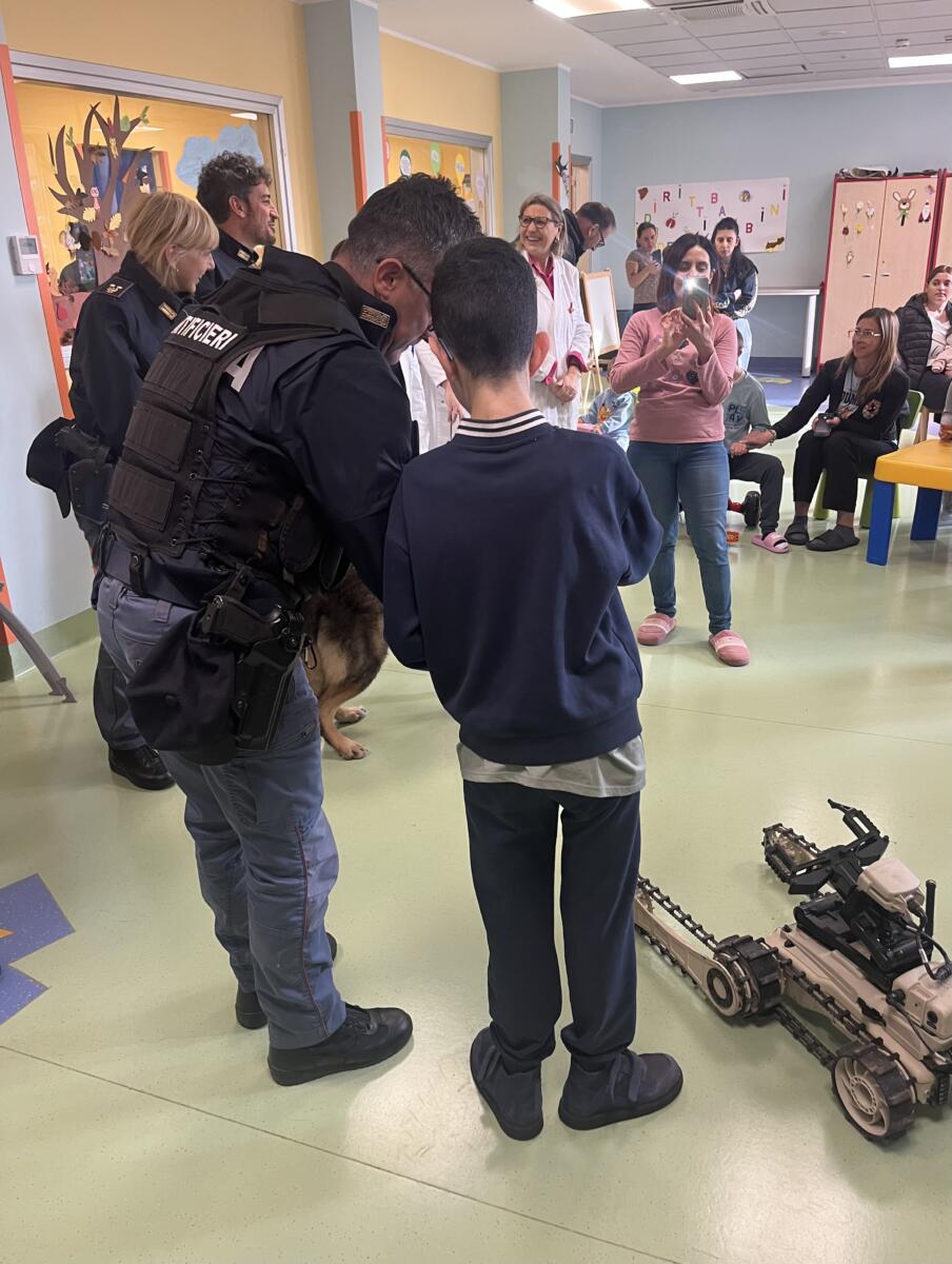 Galleria foto 'Bari, sorpresa per i bimbi ricoverati al Pediatrico: una mattinata di gioia e spensieratezza con la Polizia' - foto 5