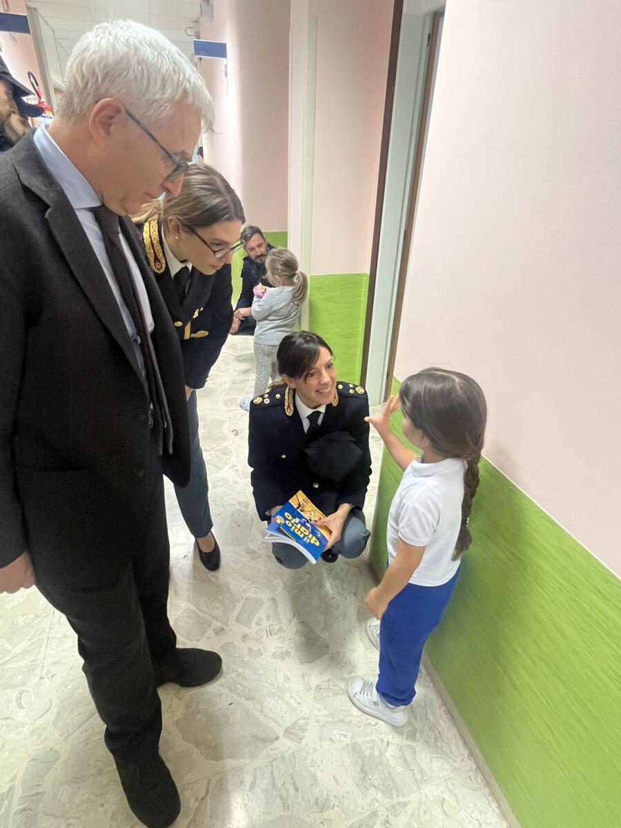 Galleria foto 'Bari, sorpresa per i bimbi ricoverati al Pediatrico: una mattinata di gioia e spensieratezza con la Polizia' - foto 3
