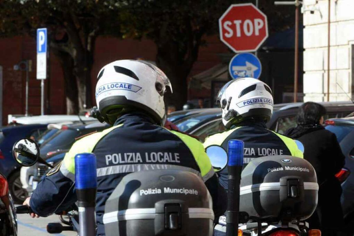 Maxi-blitz a Bari: fermate gare clandestine in moto a Mungivacca. Sanzioni e patente ritirata anche sui tir Maxi-blitz a Bari: fermate gare clandestine in moto a Mungivacca. Sanzioni e patente ritirata anche sui tir