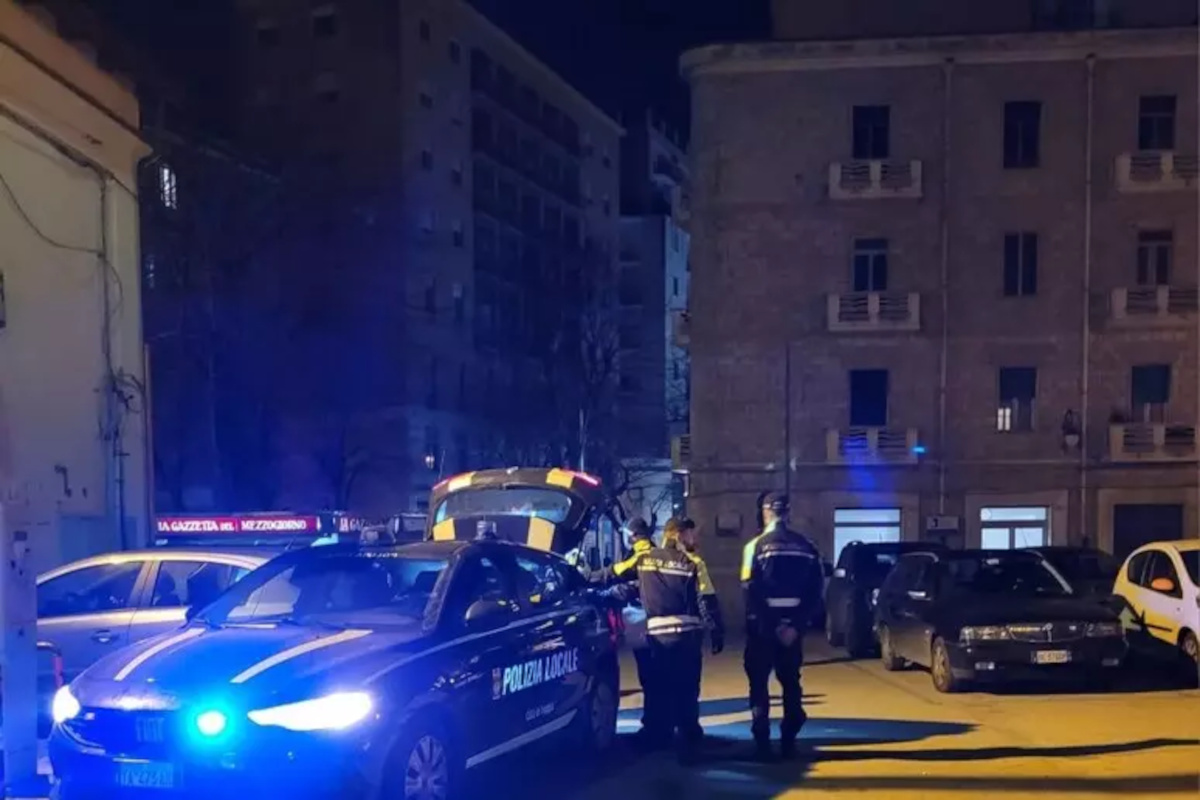 Galleria foto 'Foggia, trova per strada un portafogli con 500 euro: migrante 46enne lo consegna alla polizia locale' - foto 1