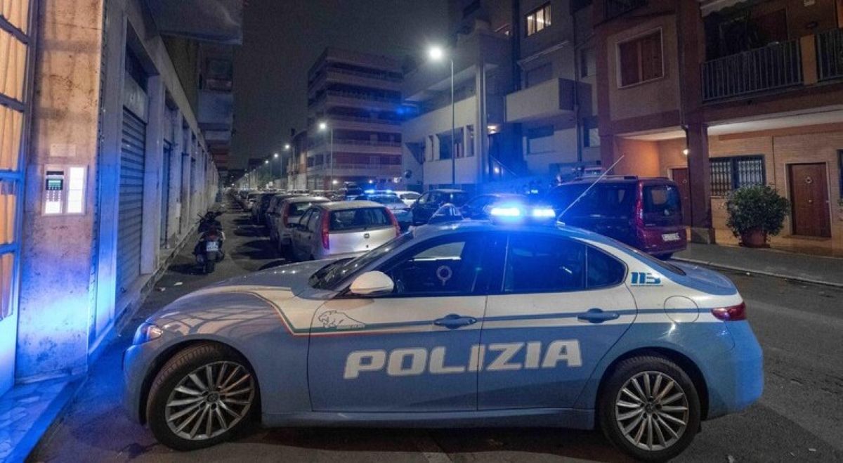 Galleria foto 'Minorenni terribili a Milano, una baby gang di ragazzine picchia anche un poliziotto' - foto 1