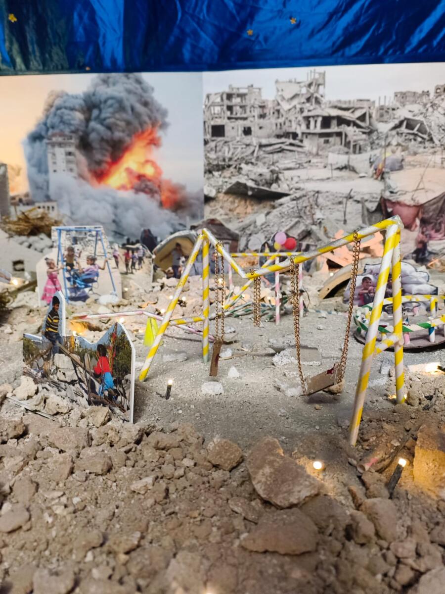 Galleria foto 'Monte Sant’Angelo, la natività tra le macerie delle guerre: «Il presepe non può ignorare la realtà» – FOTO e VIDEO' - foto 2