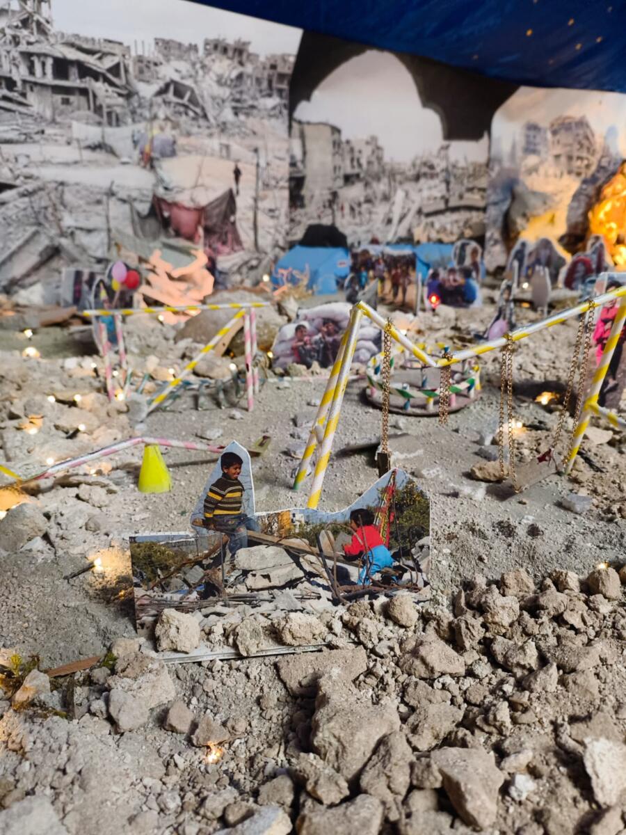 Galleria foto 'Monte Sant’Angelo, la natività tra le macerie delle guerre: «Il presepe non può ignorare la realtà» – FOTO e VIDEO' - foto 5