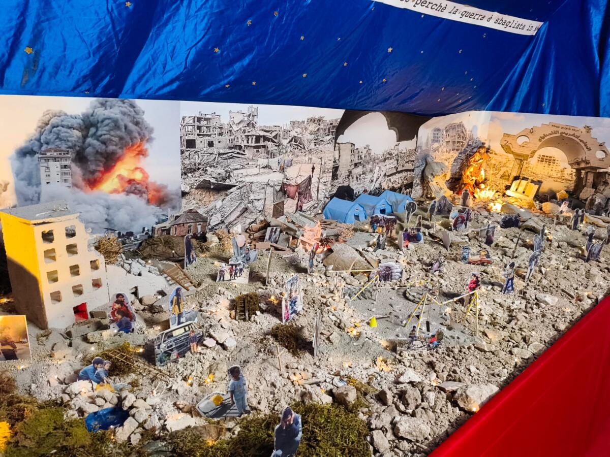 Galleria foto 'Monte Sant’Angelo, la natività tra le macerie delle guerre: «Il presepe non può ignorare la realtà» – FOTO e VIDEO' - foto 1
