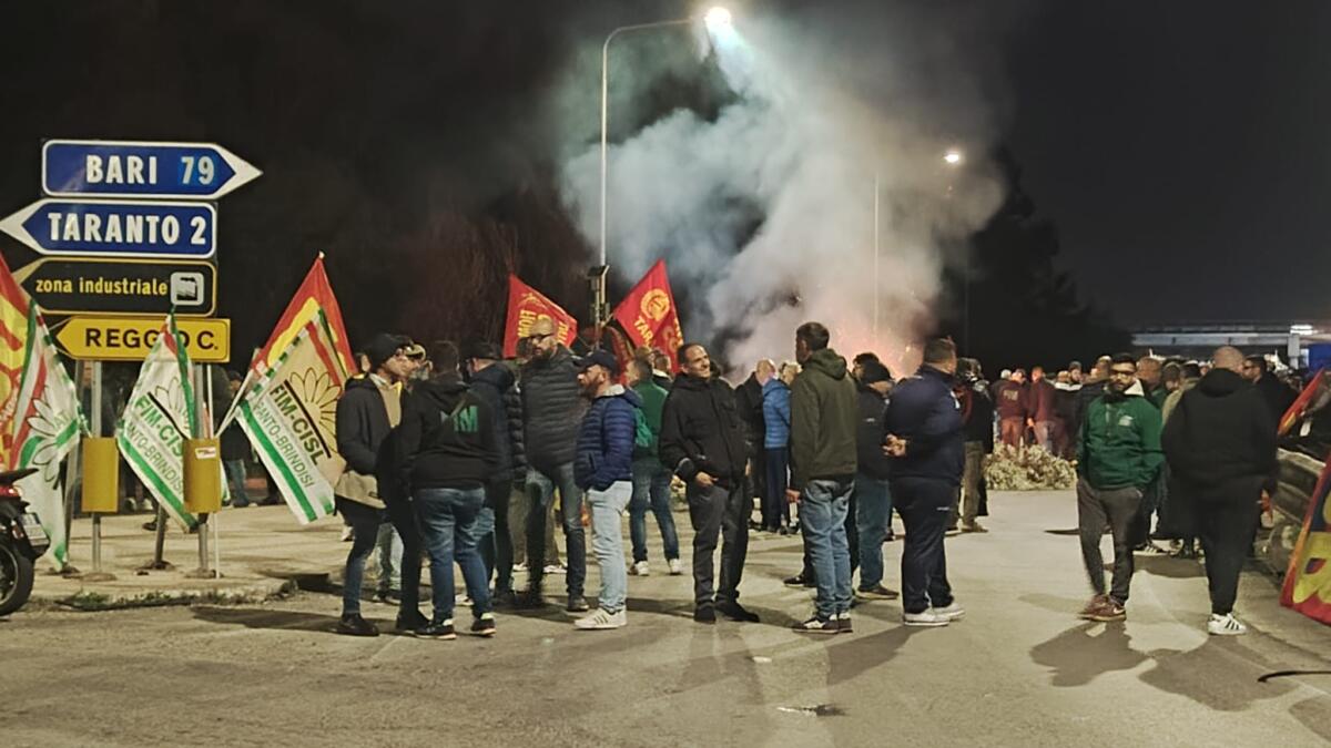 Galleria foto 'Ex Ilva, prosegue la mobilitazione a Taranto: notte di presidi e blocchi sulla statale 100. Arriva anche il sindaco' - foto 1