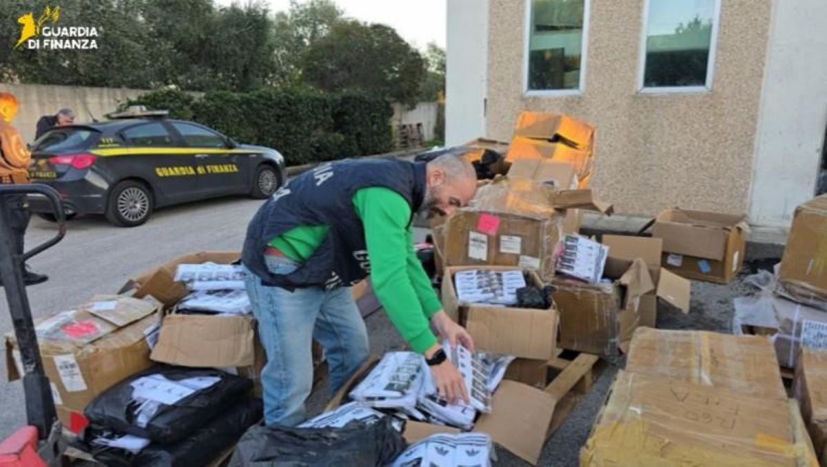 Galleria foto 'Modugno, in un capannone oltre 100mila prodotti contraffatti: sequestrate anche 2mila bambole Labubu' - foto 1