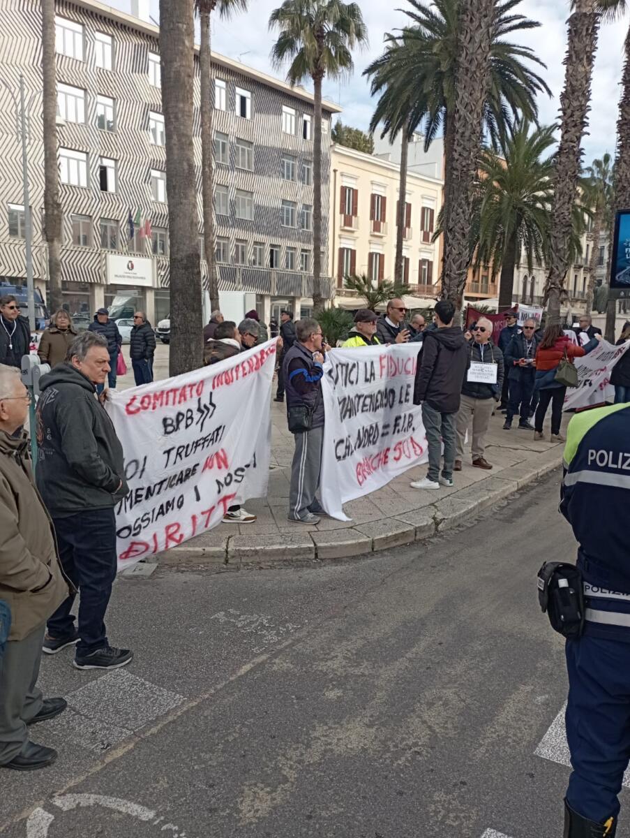 Galleria foto 'Bari, azionisti della ex Popolare protestano in piazza: «Ora un tavolo sui ristori»' - foto 3