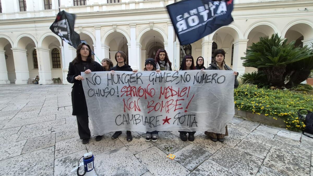 Galleria foto 'Bari, sit-in contro il semestre filtro: «Avete creato lo studente a tempo determinato» – VIDEO' - foto 1