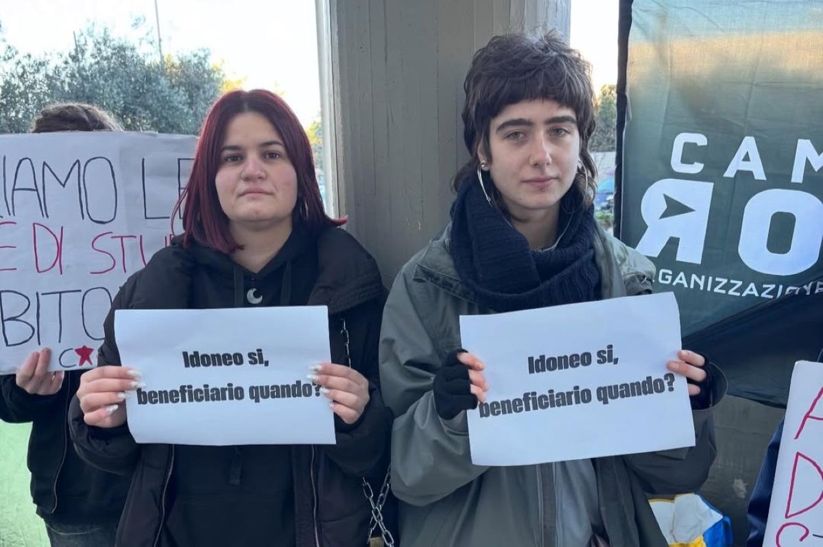 Galleria foto 'Universitari incatenati a Bari, la Regione: «Borse di studio entro inizio gennaio»' - foto 1
