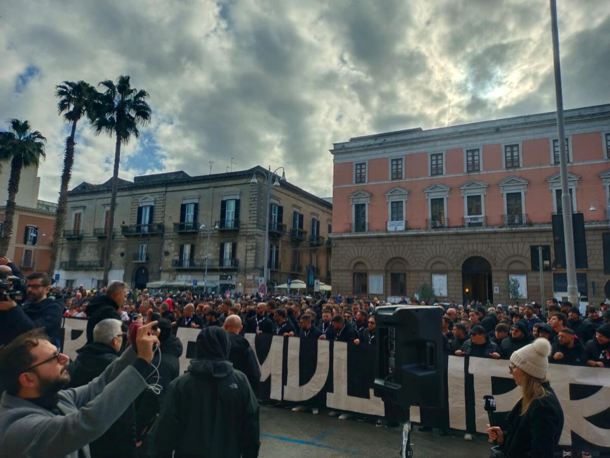 Galleria foto 'Bari, sit-in dei tifosi davanti a Palazzo della città: monta la protesta contro la multiproprietà – VIDEO' - foto 1