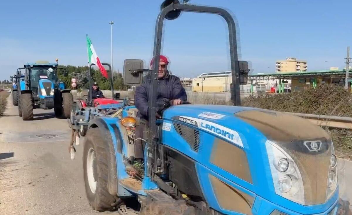 Galleria foto 'Trattori in piazza a Bruxelles, gli agricoltori assediano il quartiere Ue contro i negoziati col Mercosur' - foto 1