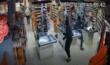 Cerignola, rapinatori armati irrompono in un supermercato: clienti in fuga – VIDEO